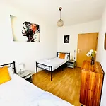 Apartment Stoetteritz - 3 - 6 People - 5 Beds - Balcony - Great Public Transport 11 Minutes To The