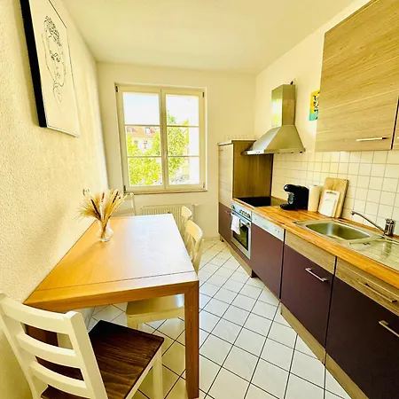 Stoetteritz - 3 - 6 People - 5 Beds - Balcony - Great Public Transport 11 Minutes To The Apartamento *