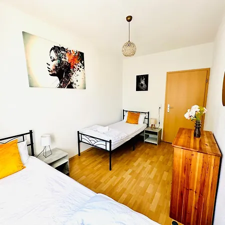 Apartment Stoetteritz - 3 - 6 People - 4 Beds - Balcony - Great Public Transport 11 Minutes To The