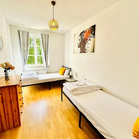 Stoetteritz - 3 - 6 People - 5 Beds - Balcony - Great Public Transport 11 Minutes To The