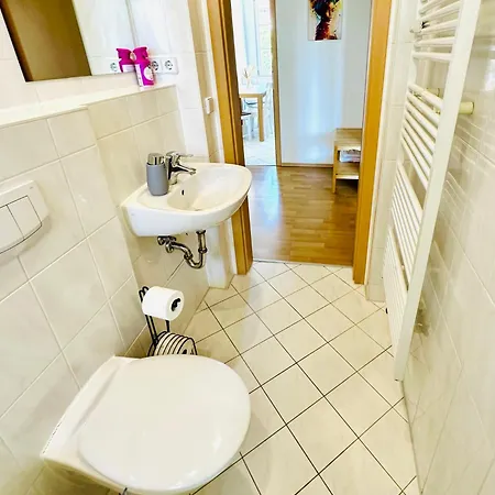 Stoetteritz - 3 - 6 People - 5 Beds - Balcony - Great Public Transport 11 Minutes To The *