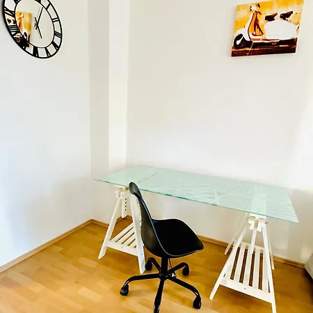 Stoetteritz - 3 - 6 People - 4 Beds - Balcony - Great Public Transport 11 Minutes To The *
