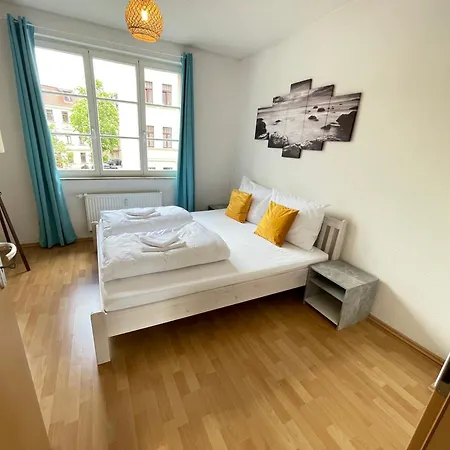 Stoetteritz - 3 - 6 People - 5 Beds - Balcony - Great Public Transport 11 Minutes To The *