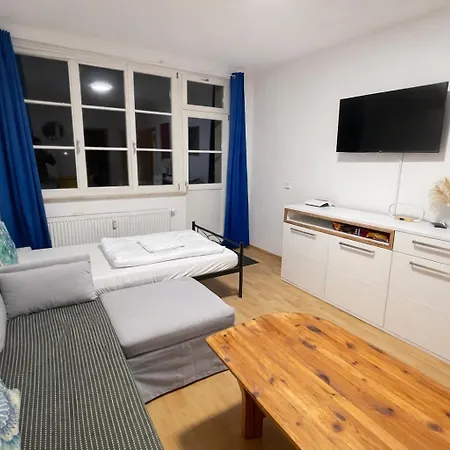 Stoetteritz - 3 - 6 People - 5 Beds - Balcony - Great Public Transport 11 Minutes To The *