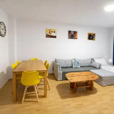 Stoetteritz - 3 - 6 People - 5 Beds - Balcony - Great Public Transport 11 Minutes To The *