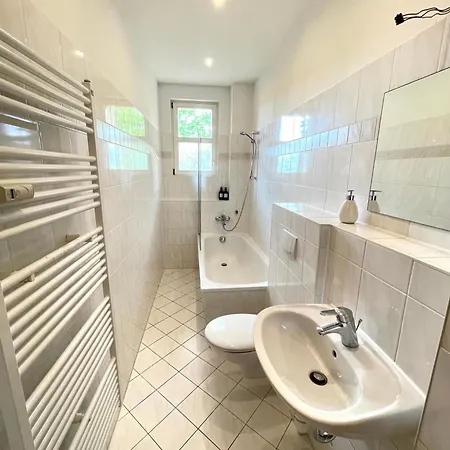 Stoetteritz - 3 - 6 People - 5 Beds - Balcony - Great Public Transport 11 Minutes To The