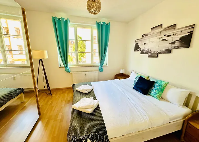 Stoetteritz - 3 - 6 People - 5 Beds - Balcony - Great Public Transport 11 Minutes To The