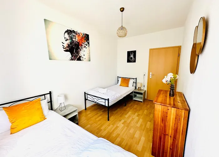 Appartement Stoetteritz - 3 - 6 People - 5 Beds - Balcony - Great Public Transport 11 Minutes To The