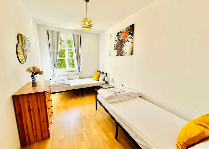 Stoetteritz - 3 - 6 People - 5 Beds - Balcony - Great Public Transport 11 Minutes To The