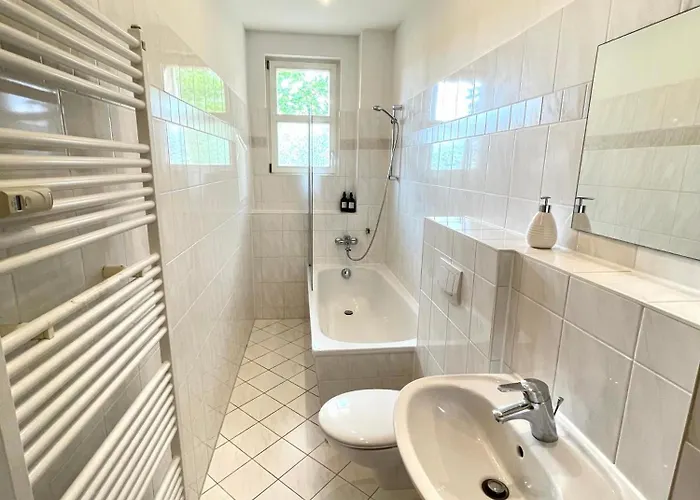 Stoetteritz - 3 - 6 People - 5 Beds - Balcony - Great Public Transport 11 Minutes To The